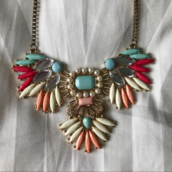 Jewelry - Pendant Statement Necklace